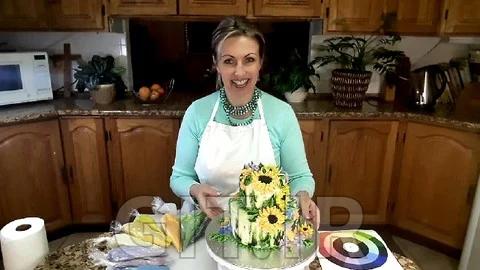 کیک گل آفتابگردان با تزیین باترکریم (کرم کره‌ای)