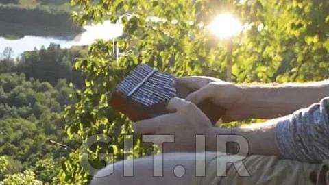 چگونه هارپ انگشتی (کالیمبا) بنوازید؟
