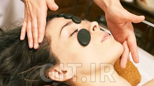 ماساژ صورت با سنگ داغ